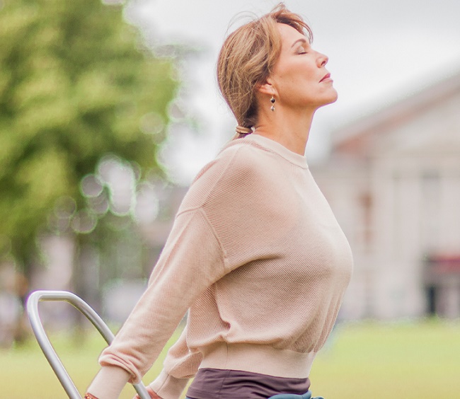 vrouw doet yoga op stoel